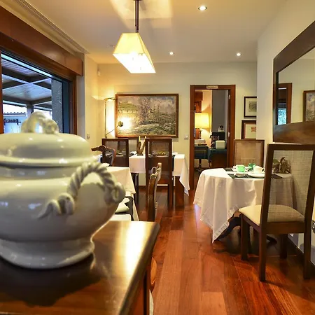 מלון Reina Adosinda 2*