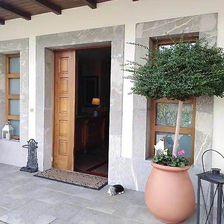 Reina Adosinda מלון